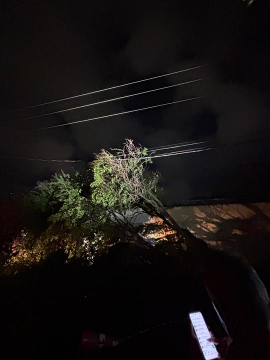 Foto 10 de 27 — Temporal volta a atingir Araraquara e provoca estragos em vários bairros; veja as fotos